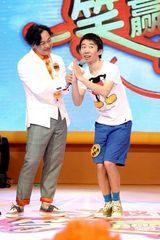 幻灯图：陈奕迅录制节目唱粤语新歌 王喜做评委观众席耍宝