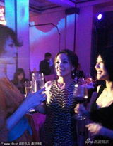 幻灯图：王菲刘嘉玲梁朝伟齐聚派对 小S吻老公