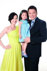 组图：张庭产子后登封面 一家四口全家福首曝光