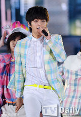 组图：SHINee等亮相活动 Rainbow等T台走秀