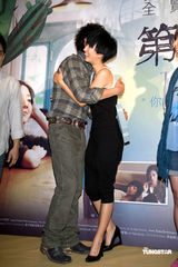 幻灯图：桂纶镁为新片造势 承诺票房创新高穿比基尼