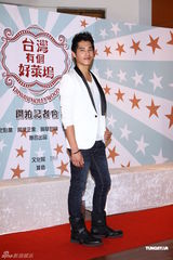 组图：天心黑色深V礼服性感出席记者会