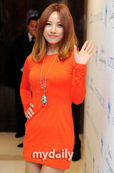 组图：韩星李孝利艳丽裹身裙出席活动性感迷人