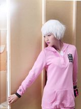 组图：包文婧化身白发潮女 荧光粉红拍大片