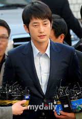 组图：朴施厚被控性侵后赴警署 坚称清白