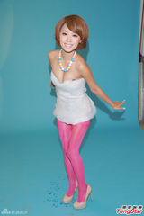 组图：罗彩玲露事业线拍写真 性感失守走光