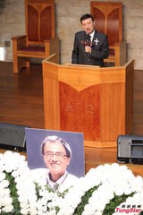 组图：台艺人徐风追思会 好友张菲余天现身致意