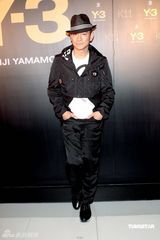 幻灯图：刘德华潮人装出席时尚活动 赞犀利哥有型