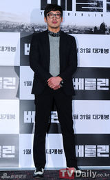 组图：韩片《柏林》试映会 全智贤黑裙亮相