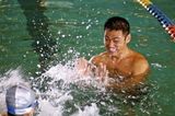 幻灯组图：邵兵新剧与“儿子”泳池戏水展胸肌