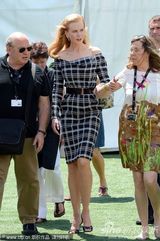 组图：妮可短裙现身新片记者会别样性感