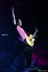 伍佰个唱工体变火星 孙燕姿蔡依林性感助阵(图)