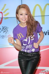 组图：容祖儿出席儿童马拉松 弯腰跑步状卖萌