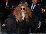 组图：Lady Gaga变母狮 另类泡泡袖西装抢镜