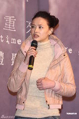 组图：黄小琥出碟秀事业线 萧淑慎献花做公益