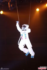 组图：周秀娜穿太空服被吊起 花心前男友遭炮轰