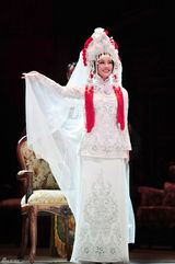 组图：刘晓庆婚后将离舞台 告别剧目披婚纱谢幕