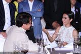 组图:成龙做慈善享艳福 与双冰热聊与女星贴面