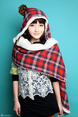 组图：白卉子冬季服饰大片曝光 俏丽变身英伦少女