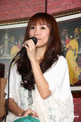 组图：宇珩相隔四年发专辑 马来帮光良戴佩妮祝贺