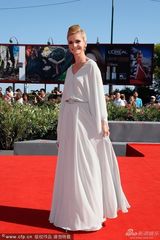 组图：《警官之妻》首映 双胞胎小萌娃亮相抢镜