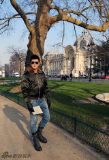 组图：杜江亮相法国巴黎俊朗时尚