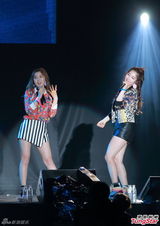 组图：韩团4minute性感登陆香港 热舞大秀美腿