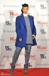 组图：蕾哈娜戴墨镜加蓝色西装潮范十足