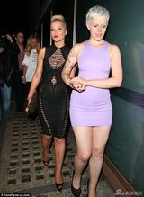 组图：海伦-弗拉纳甘黑线绑双乳弯腰露底