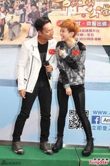 组图：郭晋安旅行看烟花 郑俊弘为闯歌坛做准备