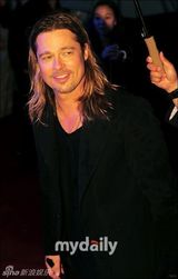 组图：布拉德-皮特韩国宣传新片 长发造型微胖