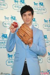 组图：王力宏西装亮相代言阳光俊朗