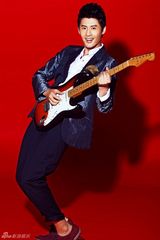 组图：张天其拍火爆红色系新年写真