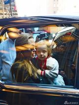 组图：朱莉带孩子们买玩具 龙凤胎儿子金发大眼