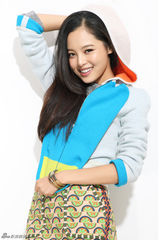 组图：辛芷蕾时尚大片 轻松俏皮率性潮范十足