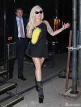 组图：Gaga髋关节手术后亮相 不顾伤痛踩恨天高