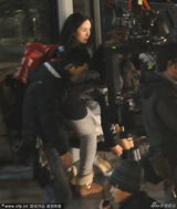 组图：杨幂待机寒冬中背词 助理细心帮换鞋保暖