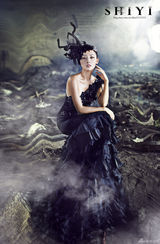 组图：张嘉倪拍摄魅力大片引领性感魔幻风