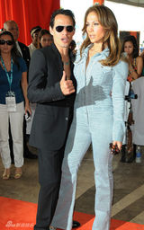 幻灯图集：洛佩兹连体牛仔装亮相 和老公秀恩爱