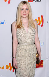 高清组图：达科塔-范宁V领长裙亮相身材窈窕