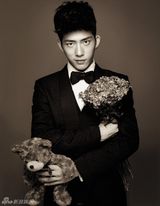 组图：井柏然光棍节写真怀抱献吻熊孩子