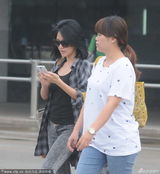 组图:小S现身机场业务繁忙 赶时间不惜淋雨上车