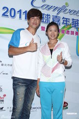 组图：李圣杰黄品源结缘网球 为网球明星赛做宣传