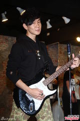 组图：林俊杰送Kimi皮外套 林志颖探班反客为主