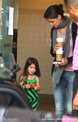 幻灯图：凯蒂带女儿买巧克力 苏瑞吃面包表情可爱