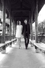 组图：林申李沁复古写真 甜蜜牵手游走古镇