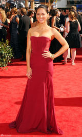 高清组图：艾美奖红毯 奥莉维亚-芒恩笑容灿烂