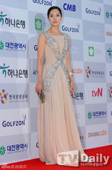 组图：宋慧乔李钟硕李准基等亮相电视颁奖礼