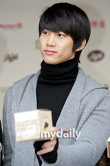 幻灯图：韩组合2PM代言巧克力 签售会祝福情人节