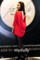 组图：朴诗妍出席化妆品专卖店开业仪式